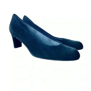 Stuart Weitzman Suede Round Toe pumps never worn size 8